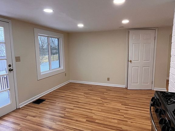 3rd image of 346 West Ave