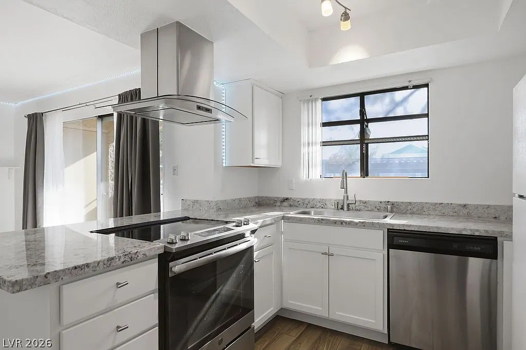 2 bed, 2.0 bath, 908 sqft, $1,400 — Photo 1