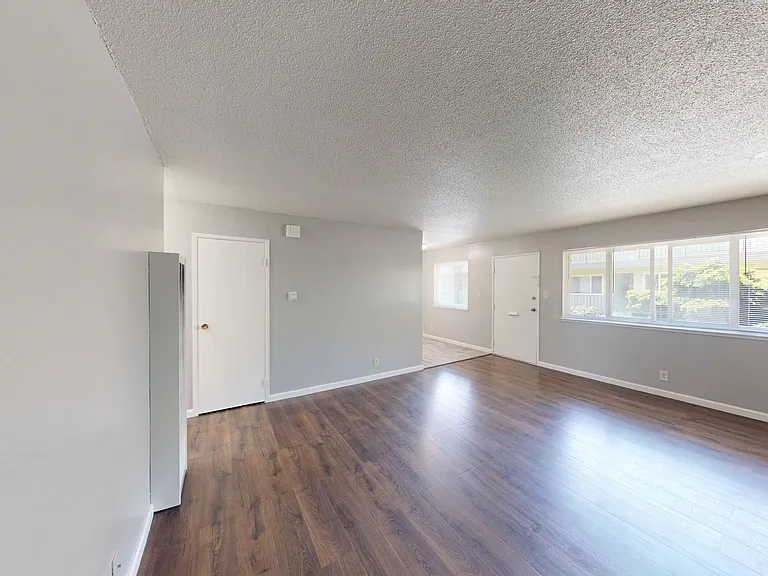 5550 Central Ave — Photo 2