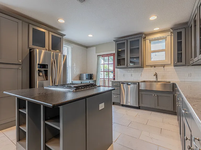 1121 E Crockett St — Photo 10