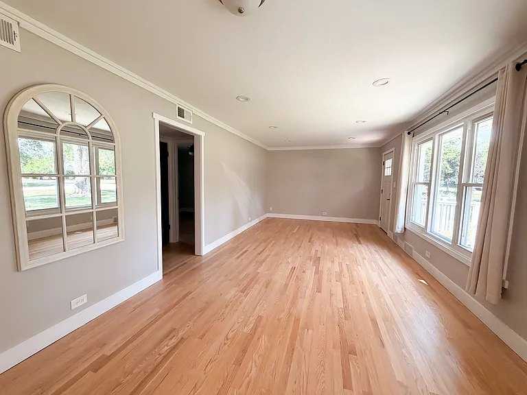 26W416 Macarthur Ave — Photo 8