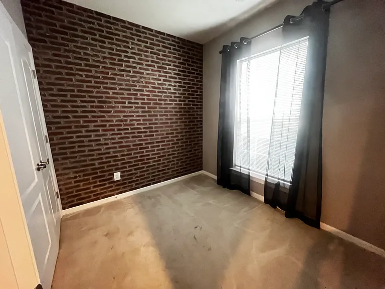 8195 Falls Grove Dr — Photo 2