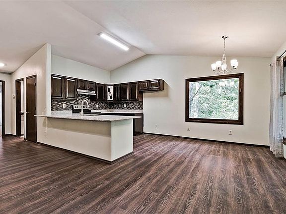 5th image of 33 Dogwood Dr