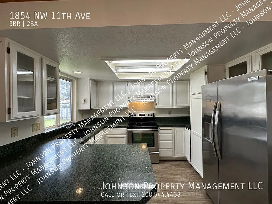 Spacious 3-Bedroom Home with Bonus Room, Detached Shop & Fenced Yard! — Photo 2
