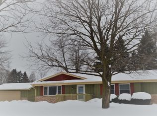 656 Hollybrook Ln, Saukville, WI 53080