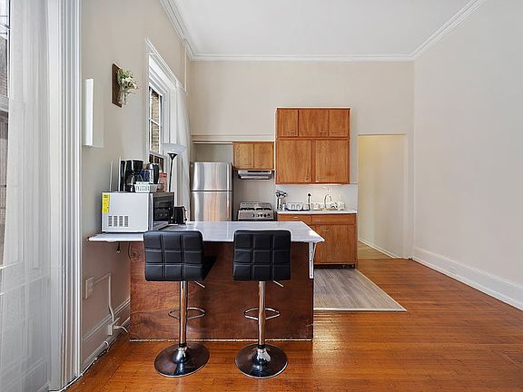 2nd image of 2027 Walnut St APT 2R