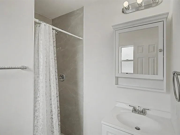 1021 SW 3rd St #6 — Photo 14