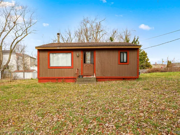 5094 Coshocton Dr, Waterford, MI 48327