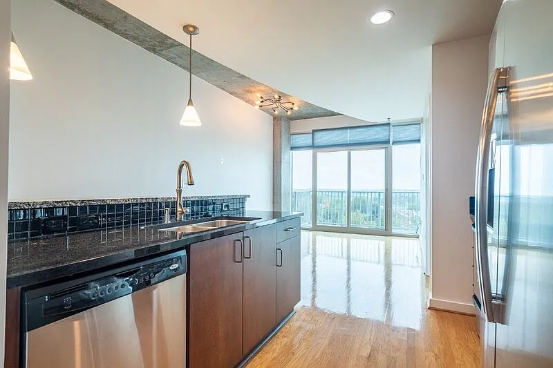 1 bed, 1.0 bath, 779 sqft, $2,200 — Photo 2