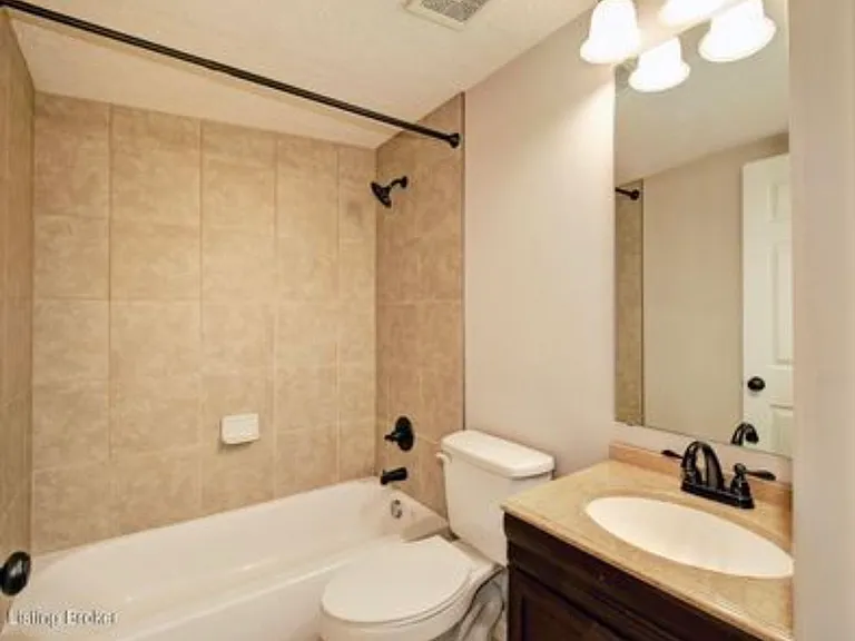 644 Ervay Ave — Photo 14