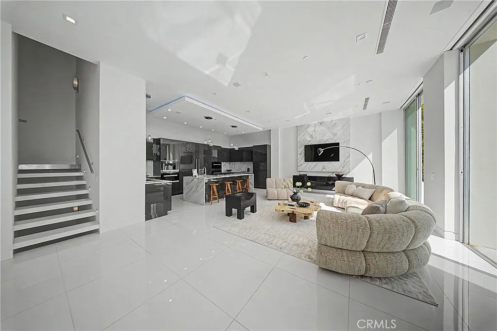 5 bed, 4876 sqft, $27,000 — Photo 4