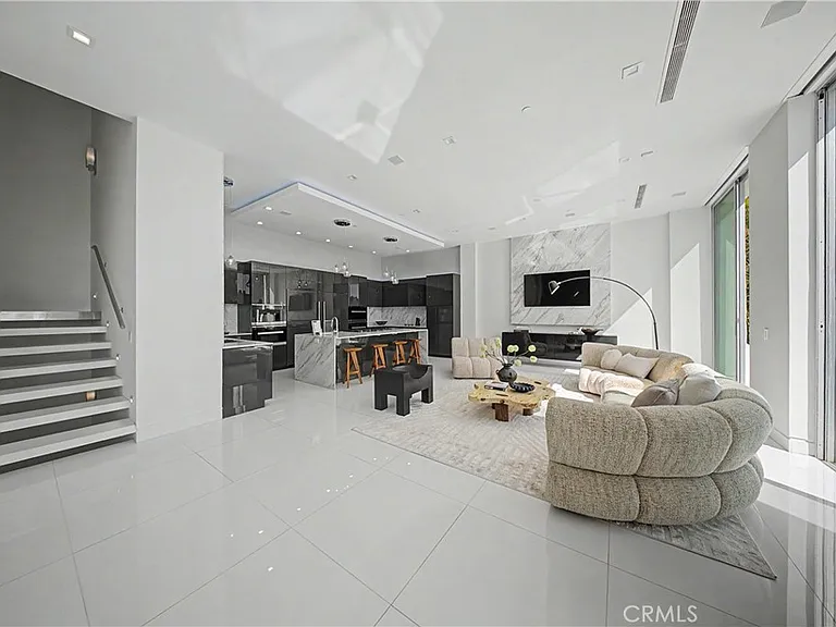 9459 Beverly Crest Dr — Photo 4