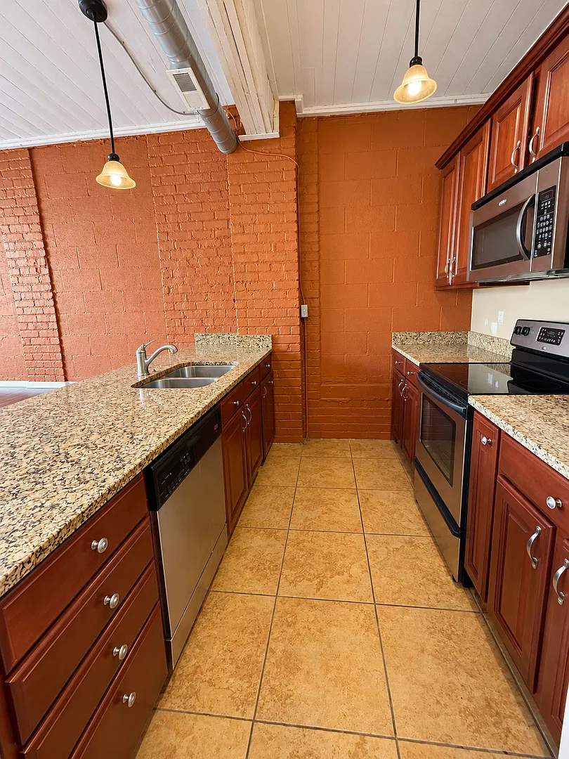 Spacious 2 bed 2 bath industrial style apartment — Photo 4