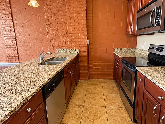4th image of 305 S Lincoln St APT D