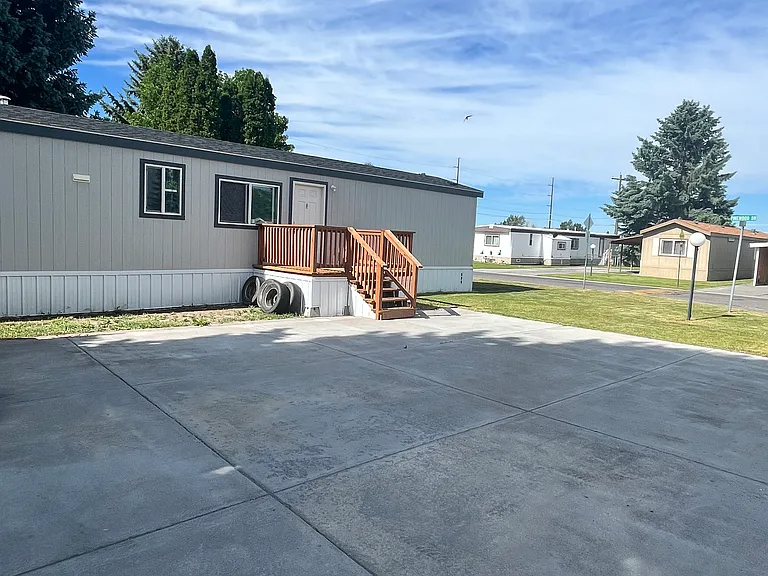 1804 N Pinewood Dr — Photo 1