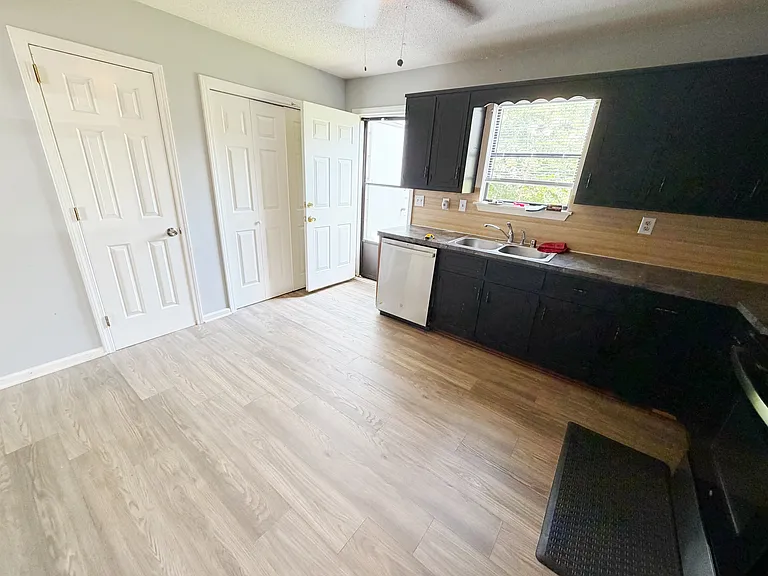 2133 Cheshire Dr — Photo 7