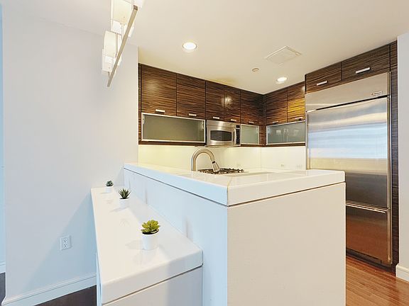 3rd image of 225 E 34th St APT 15D