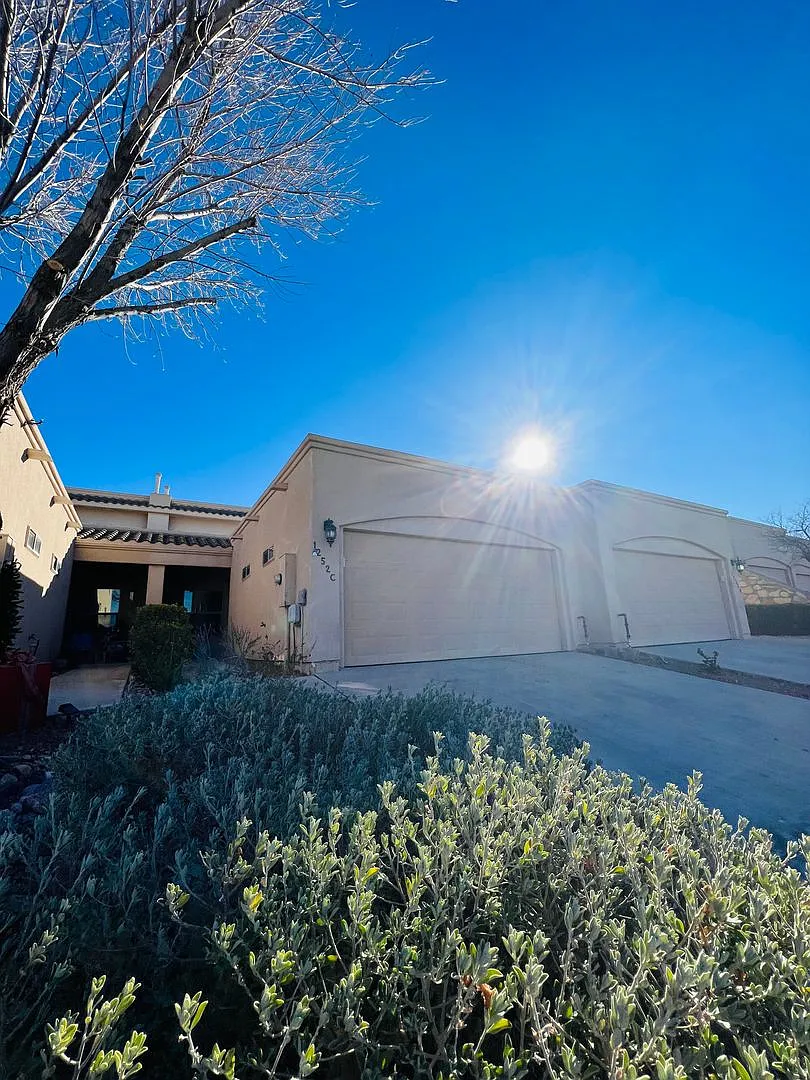 Beautiful & unique 4 bed 2 bath 2 story home! — Photo 1