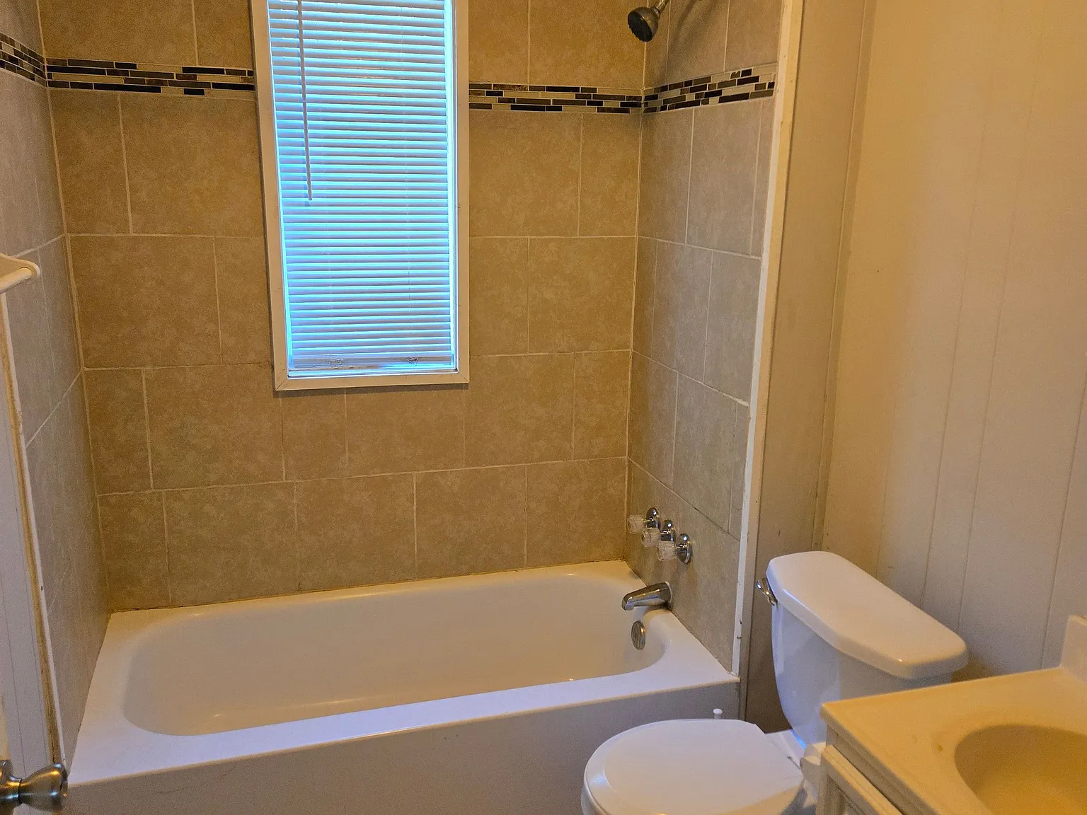 2 bed, 1.0 bath, $1,100 — Photo 2