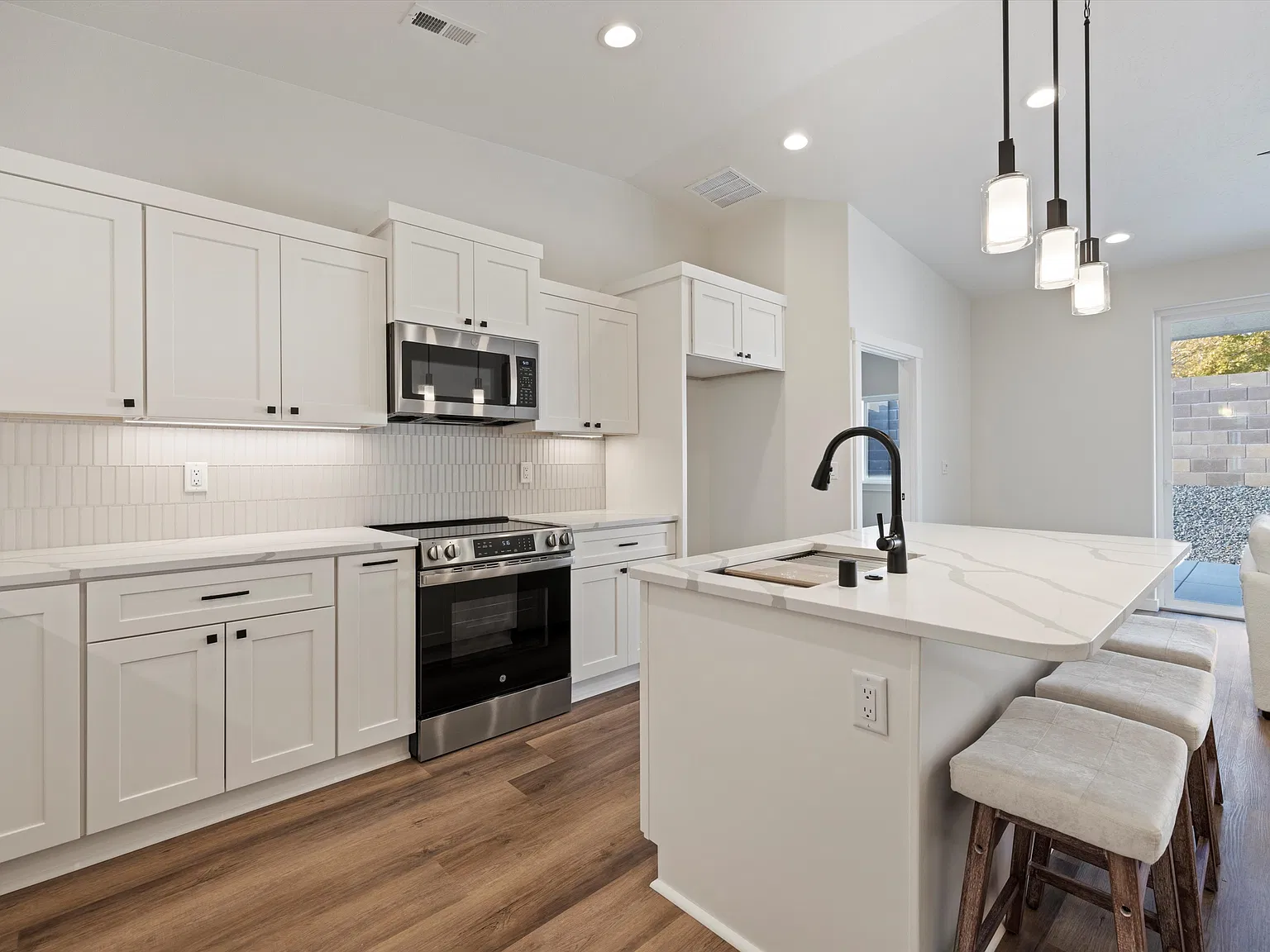 2 bed, 1320 sqft, $2,200 — Photo 3