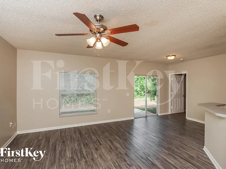 1155 Schumann Dr — Photo 4