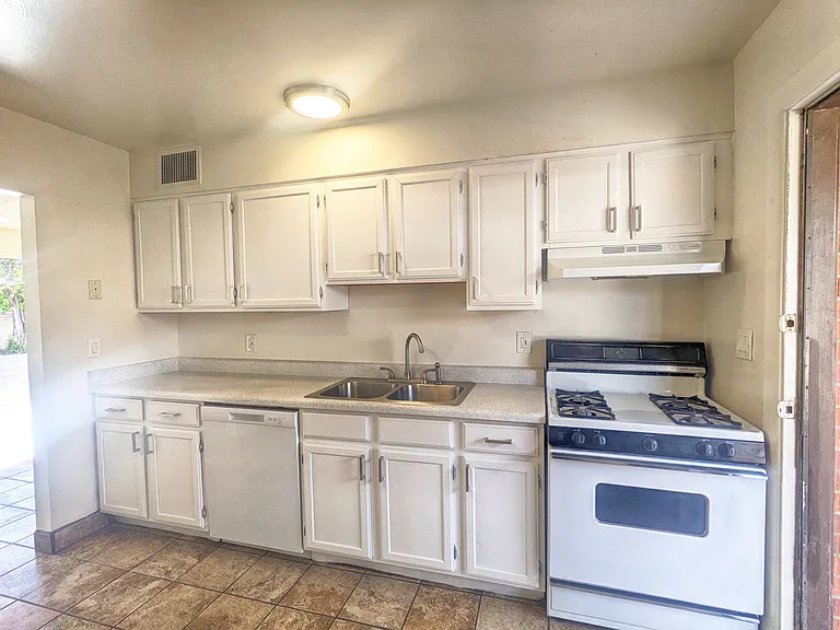 1629 E Hedrick Dr #C — Photo 8