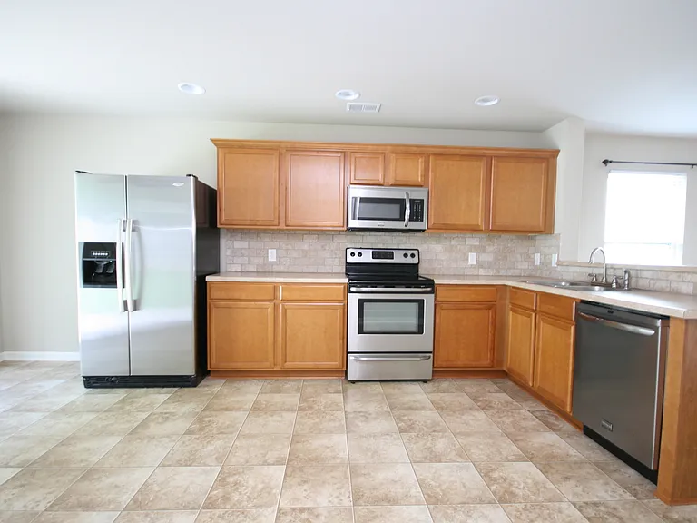 225 Bermuda Lakes Dr — Photo 4