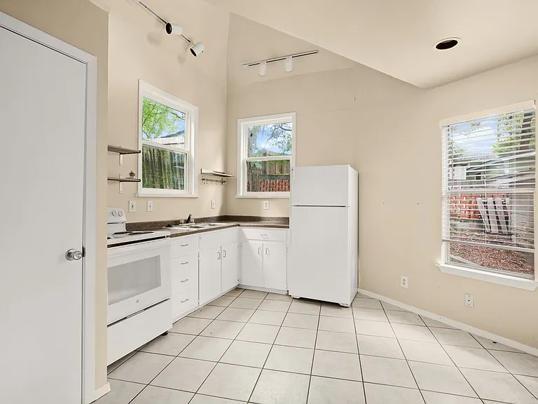 3302 Hemlock Ave #B — Photo 3