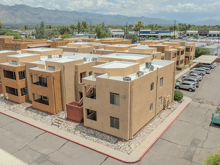 1810 E Blacklidge Dr #818 — Photo 2