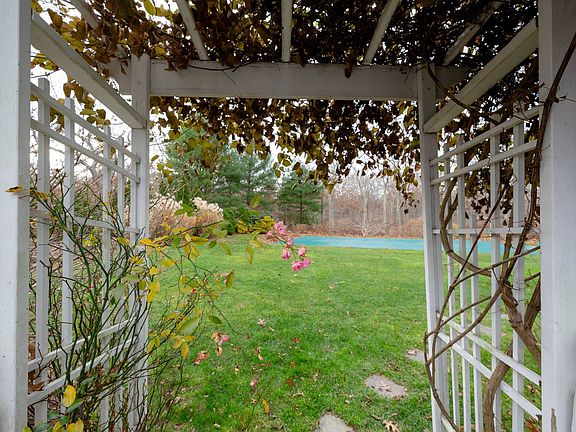 3rd image of 9 Knoll Ln