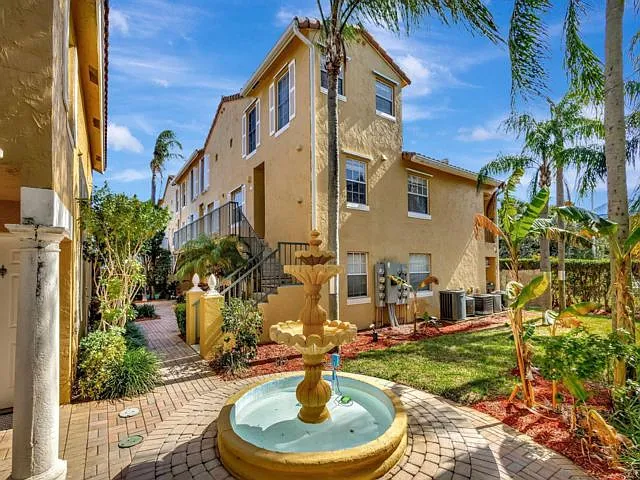 Building Photo - 1060 Lake Shore Dr #204