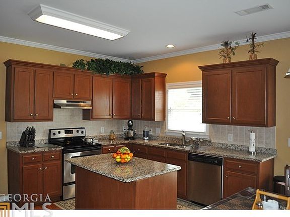 New granite counter tops in kitchen