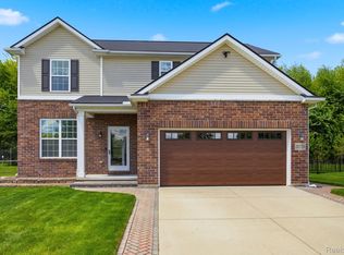 28720 Apple Blossom Dr, Flat Rock, MI 48134