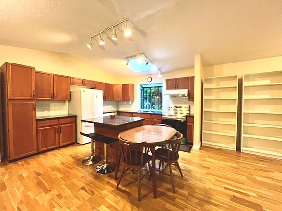 5th image of 1909 Southmere Cres E