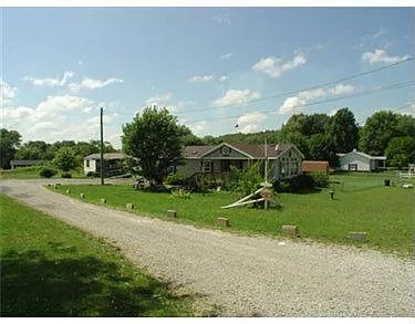 122 Commercial Ave photo 1