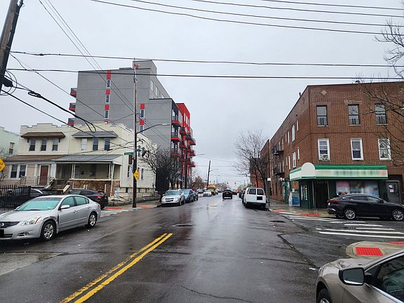 5th image of 947 Liberty Ave