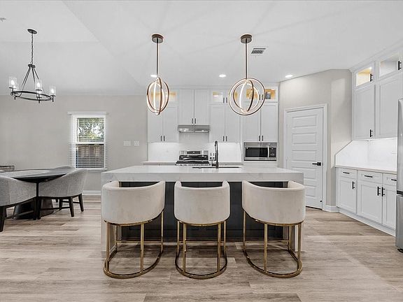 3rd image of 8309 Holiday Ln