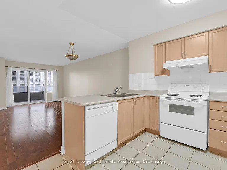 25 Kingsbridge Garden Cir #622 — Photo 2