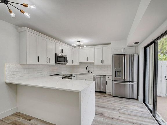 4th image of 1010 NE 8th Avenue #B 10
