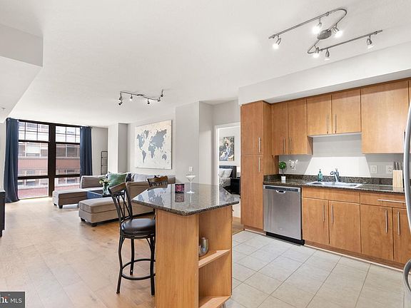 3rd image of 1021 Garfield St #618