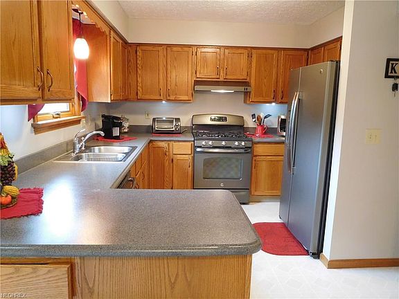 2nd image of 4910 Emerald Ln