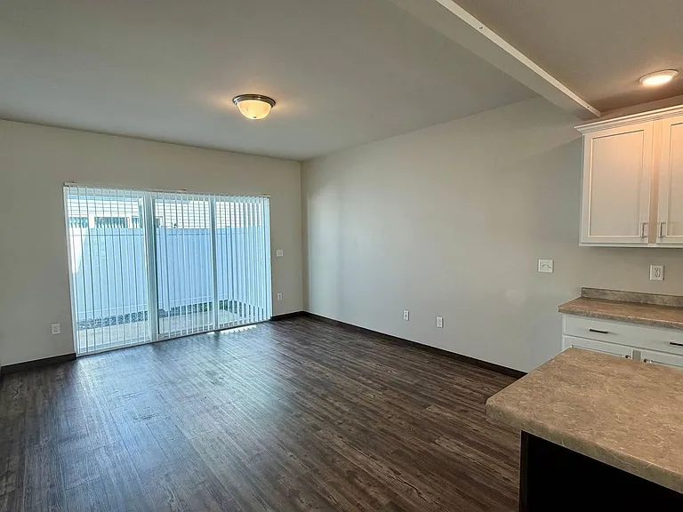 1114-1116 W Thomas St — Photo 6