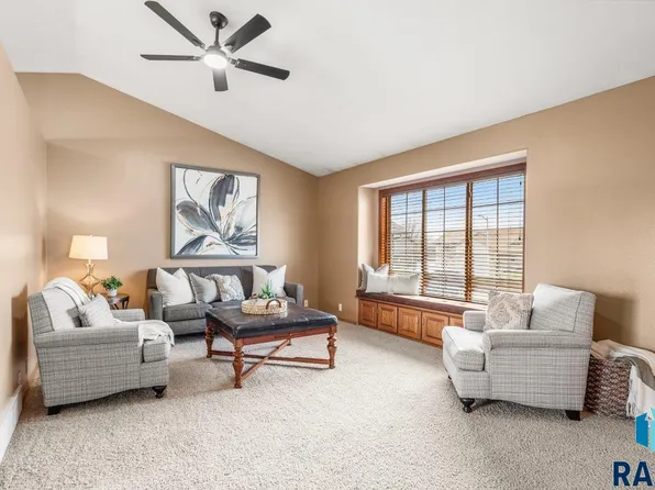 208 N Dewberry Ave, Sioux Falls, SD 57110