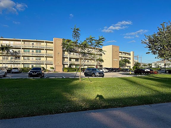 5th image of 403 Richmond Cres #A