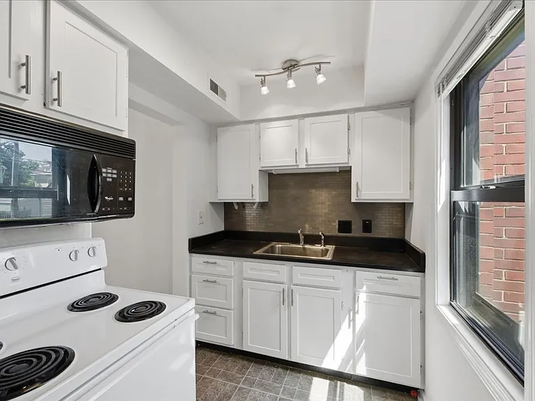 302 E 19th St #2B — Photo 1
