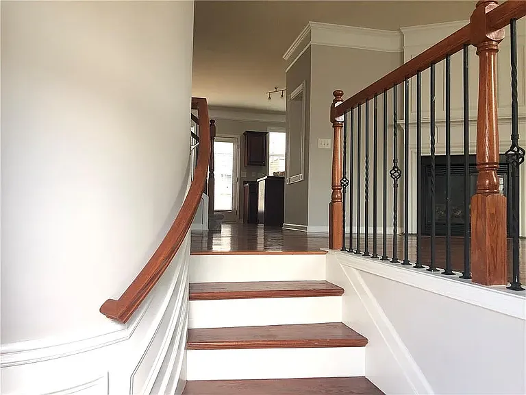 1377 Thornborough Dr — Photo 2