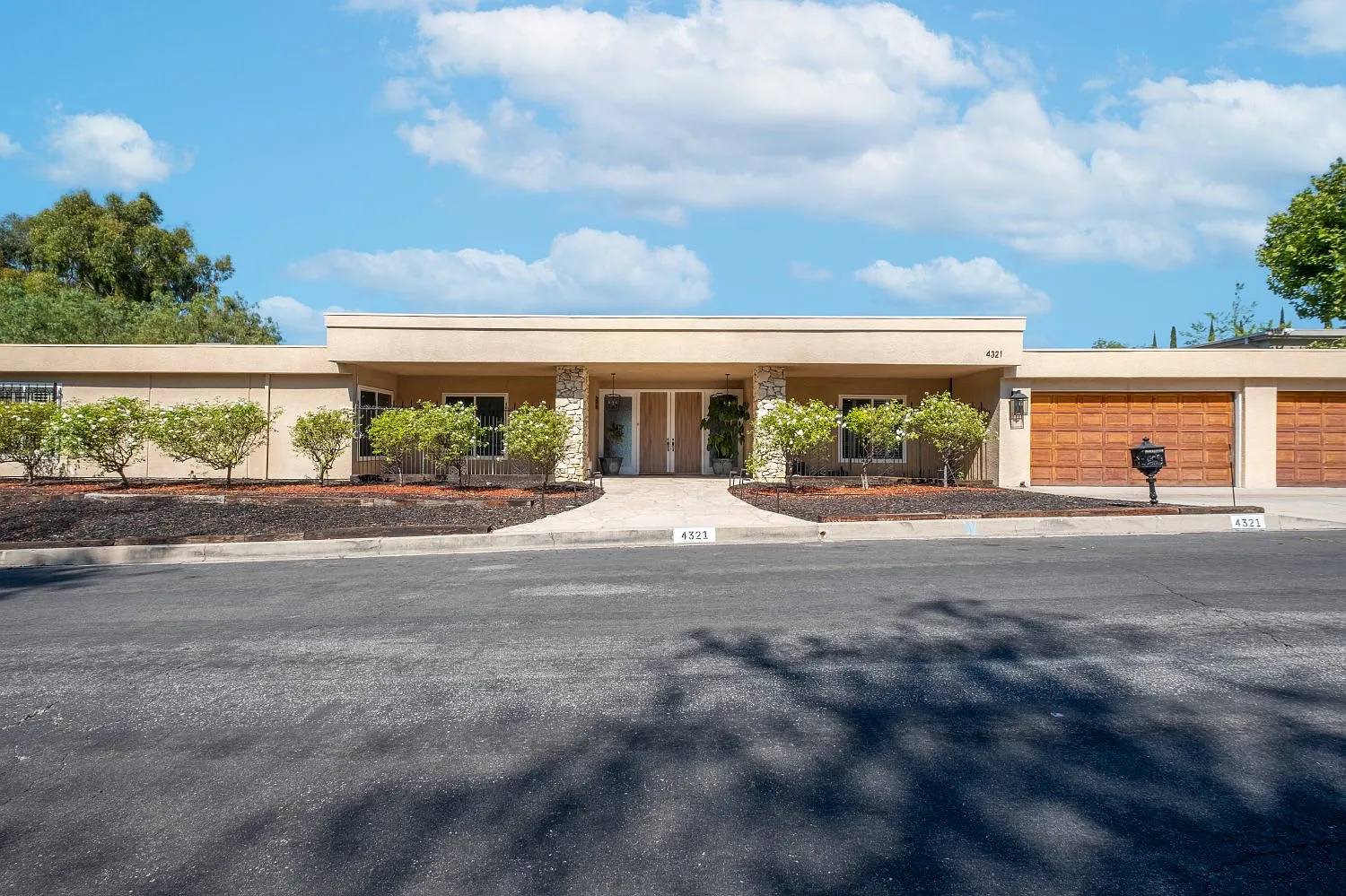 5 bed, 4610 sqft, $12,000 — Photo 2