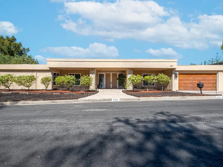 4321 Clear Valley Dr — Photo 2