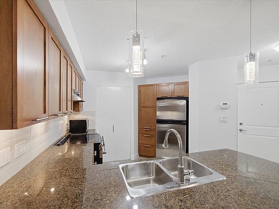 5th image of 19673 Meadow Gardens Way #103
