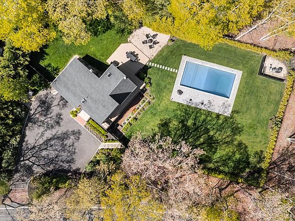4th image of 29 Roses Grove Rd
